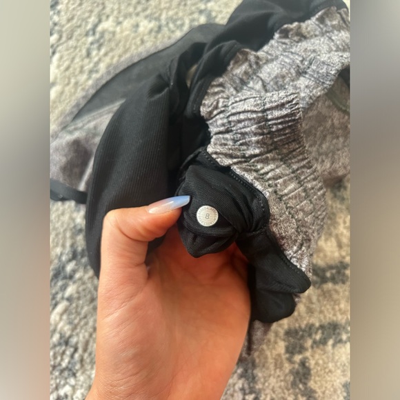 Lululemon Gray Size 8 Women’s Shorts - Picture 5 of 6